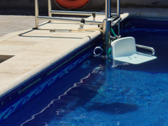 piscina adaptada a movilidad reducida
